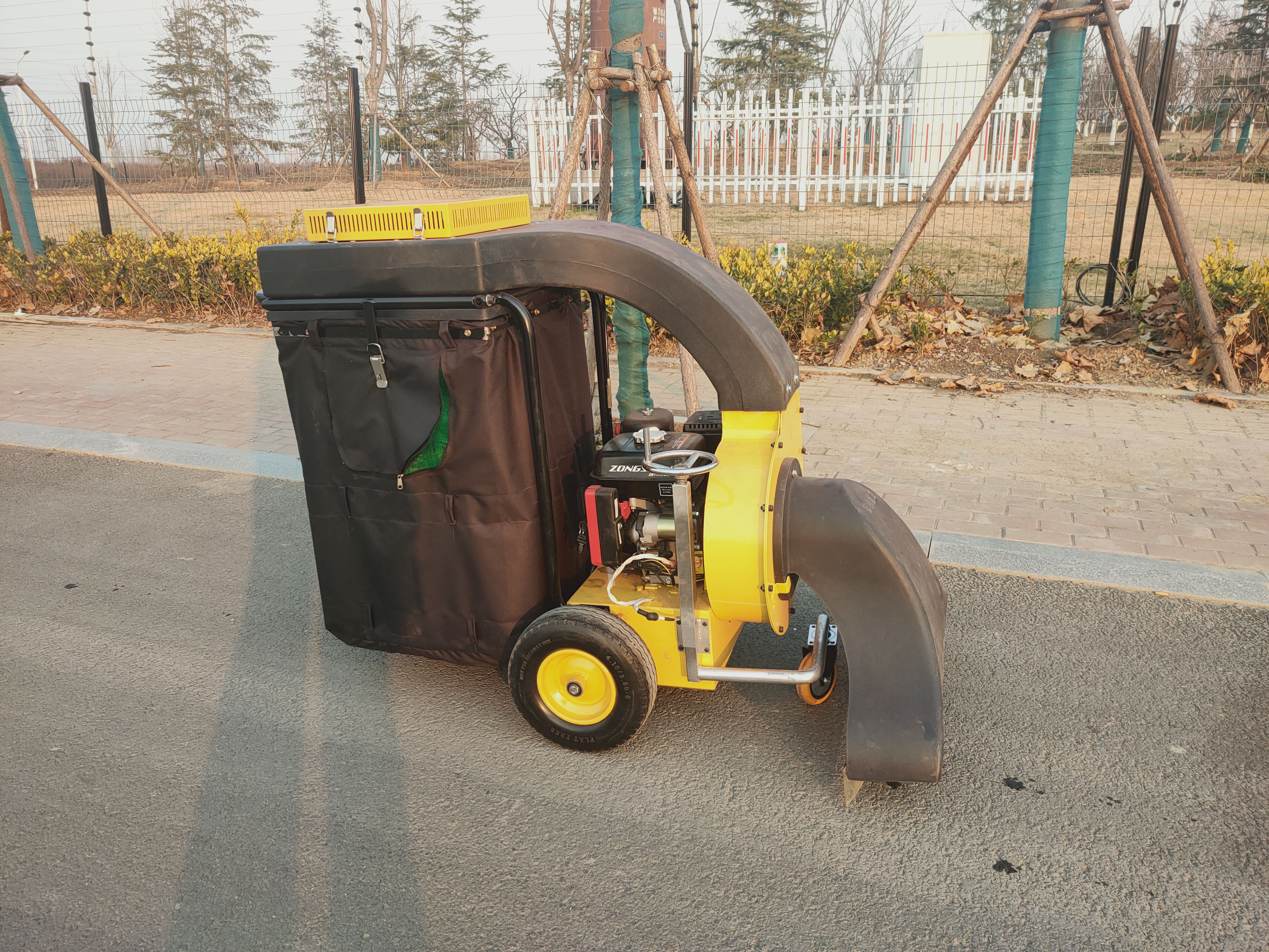 Self Propelled Engine Powered  - Outdoor Power Vacuum のレビューと価格